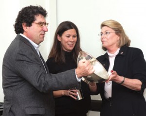 Chancellor Zeppos, Tiffiny Tung and Nancy Gentry, BSN’73, education co-chair of the Alumni Association’s Nashville Chapter.