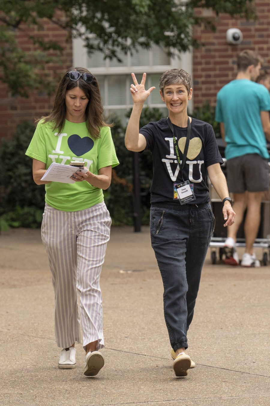 First year students move-in to the Martha Rivers Ingram Commons with the help of faculty, staff and VUceptors.